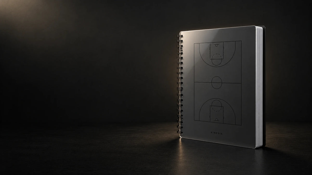 Libreta del entrenador Kinesia en un estudio oscuro